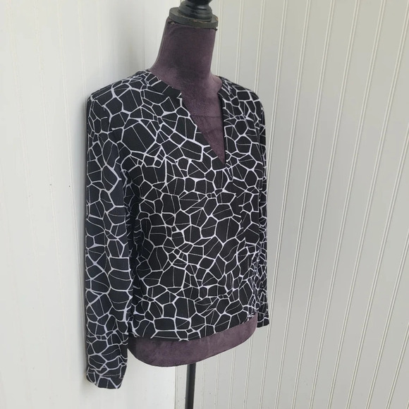 Jennifer Lopes Women’s Top Blouse Animal Print Black White Gold Print V-Neck M - Picture 12 of 16